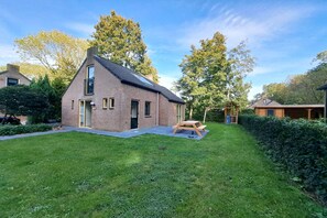 Outdoor dining - Elevated Ewijk Cottage for 6 (Ewijk)