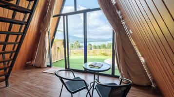Ferienhütte, Balkon, Seeblick | Wohnbereich