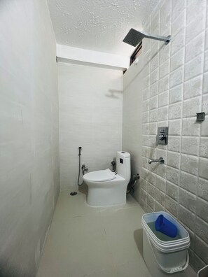 Shower, hair dryer, bidet, towels - Hariaaksh stay is a luxurious yet affordable home stay. (Varanasi)