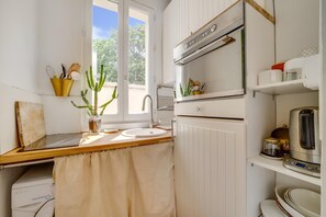 Frigorífic, microones, placa de cuina i cafetera i tetera 