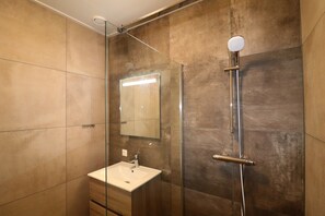 Shower - Luxury waterfront villa (leons)
