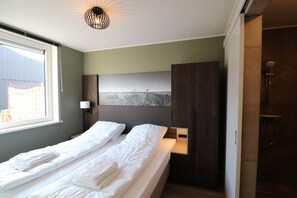 4 bedrooms, free WiFi - Luxury waterfront villa (leons)