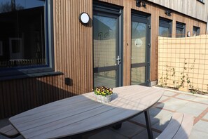 Outdoor dining - Luxury waterfront villa (leons)