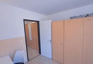 A room with a wardrobe, a door, and a bench. - Studio Bernhard mit Pool und Sauna (Freyung)