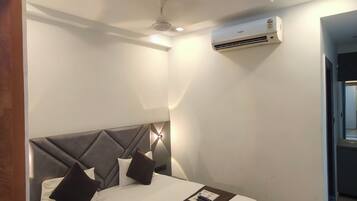 In-room safe, desk, laptop workspace, iron/ironing board