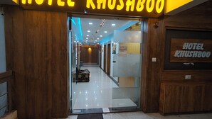 L'entrée de l'hôtel Khushboo, avec un chemin dégagé menant à l'intérieur.