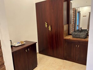 Suite, Balcony, Mountain View | Interior