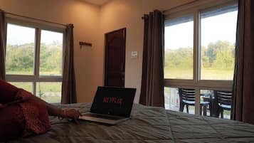 Phòng Suite, ban công, quang cảnh núi | Bộ trải giường bằng vải cotton Ai Cập, bộ đồ giường cao cấp