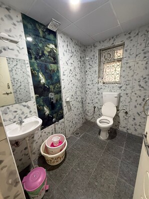 Bathroom - Fully Furnished 2 BHK - 10 mins away from Manyata Tech Park (Bengaluru)