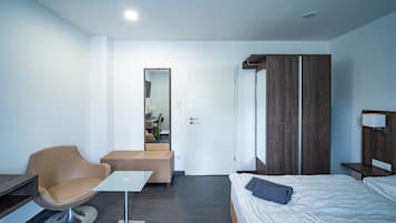 4 bedrooms, iron/ironing board, internet, bed sheets