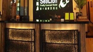 Een receptiebalie met een digitaal scherm voor HOTEL SealLion Firefly Concept Hotel.