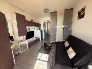 Living area - Studio sea & mountain view 🌊 - walking distance to beach and shops - Santa Lucia de Moriani (Santa-Lucia-di-Moriani)