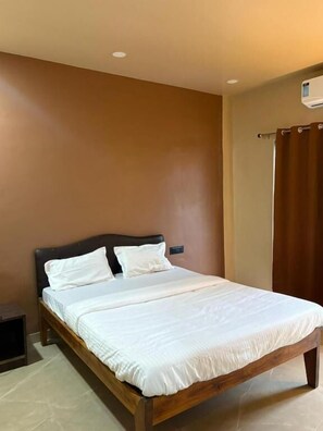 Desk, free WiFi - Art of Greens Hotel (Mahabaleshwar)