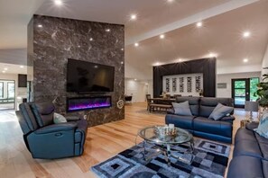 Living area - Baby Lake Cottage (Parry Sound)