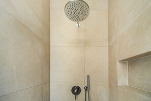 Shower, hair dryer, towels - Central Lisbon Flat – Near Penha de França Views (Lisboa)