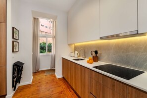 Fridge, microwave, oven, stovetop - Central Lisbon Flat – Near Penha de França Views (Lisboa)