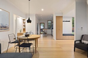Ein modernes Interieur mit Essbereich, Küche und Sitzgelegenheit.