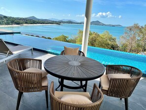 屋外ダイニングエリア