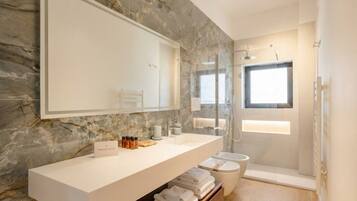 Douche, bidet, serviettes fournies, shampoing