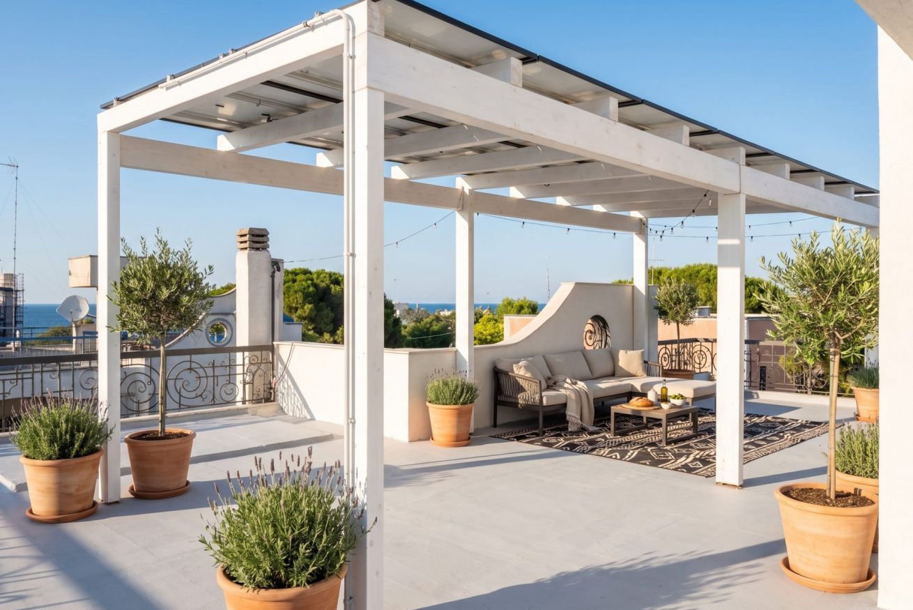 Um terraço no telhado com pérgola, área de estar, plantas em vasos e vista para a paisagem urbana.