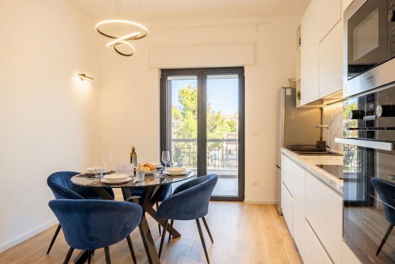 Una cocina moderna con comedor, ventanas amplias y vistas al exterior.