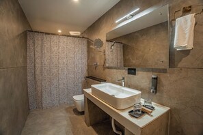Royal Suite | Bathroom - Aura Inn & Suites (Mysuru)