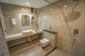 Suite básica | Baño | Regadera, amenidades de baño gratuitas, toallas, jabón 