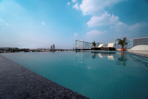 Una piscina con una vista limpida sul cielo e edifici in lontananza.