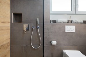 Ducha, secador de pelo, toallas