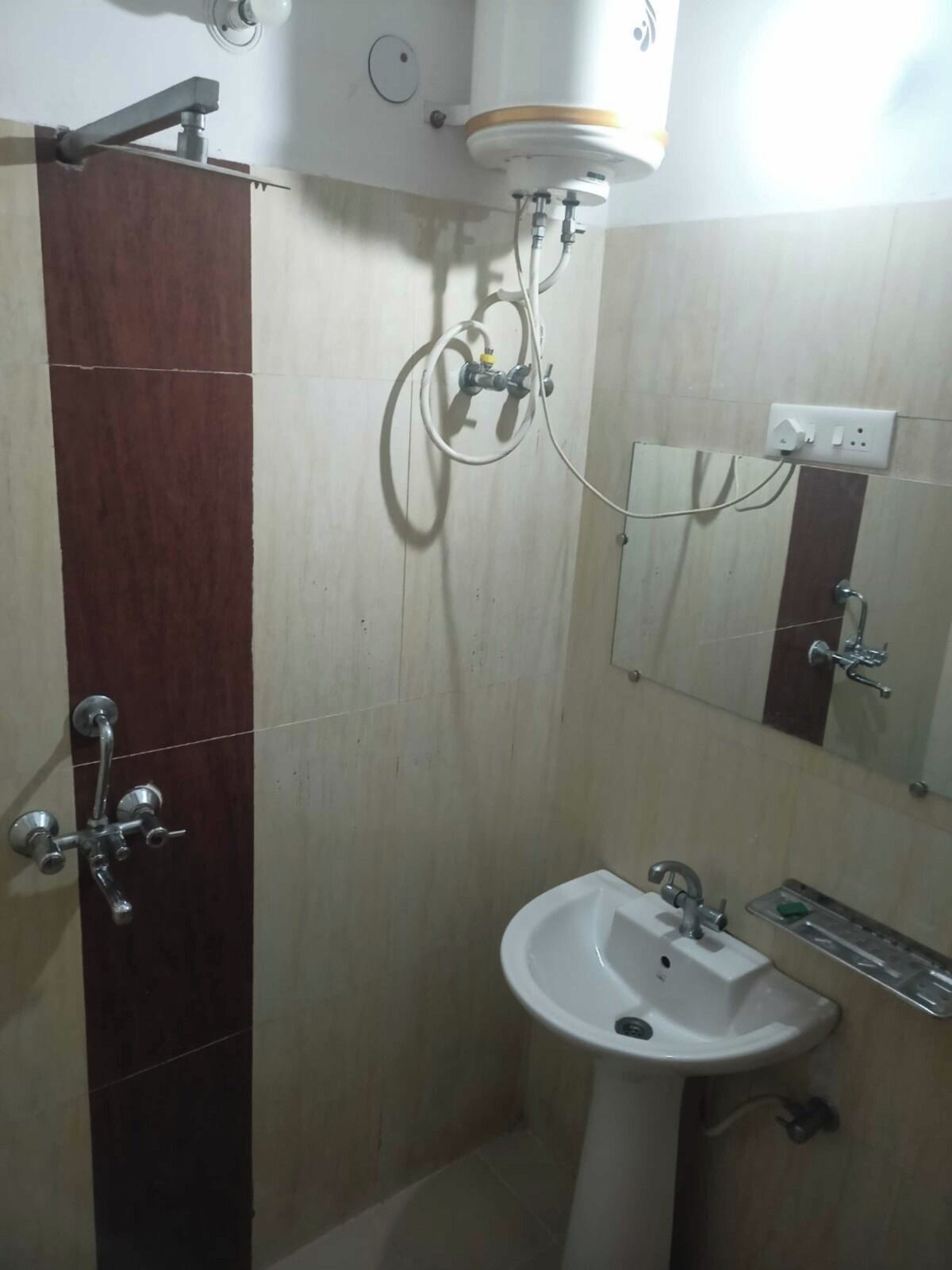 Quarto superluxo | Banheiro | Chuveiro, toalhas de banho, sabonete, shampoo