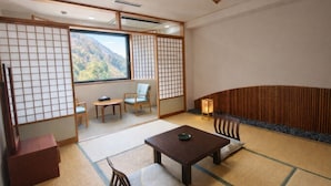 Tremannsrom i japansk stil, fjellutsikt | Innvendig