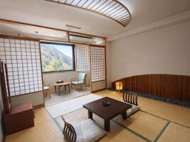 Habitación triple de estilo japonés, vistas a la montaña | Interior