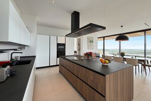 Fridge, microwave, oven, dishwasher - Luxury residence with pool - Terra di Bertolino in Menfi - DiCasaInSicilia (Menfi)