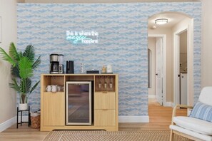 Ein Zimmer mit einem Holzschrank, einem Neonlicht, einem Topfpflanzen und einer Tür zu einem weiteren Raum.
