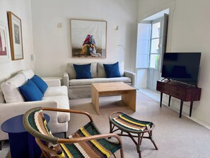 Deluxe-Apartment, Balkon, Stadtblick | Wohnbereich