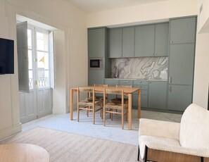 Deluxe-Apartment, Haustiere gestattet, Stadtblick | Wohnbereich