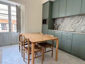 Deluxe-Apartment, Haustiere gestattet, Stadtblick | Speisen