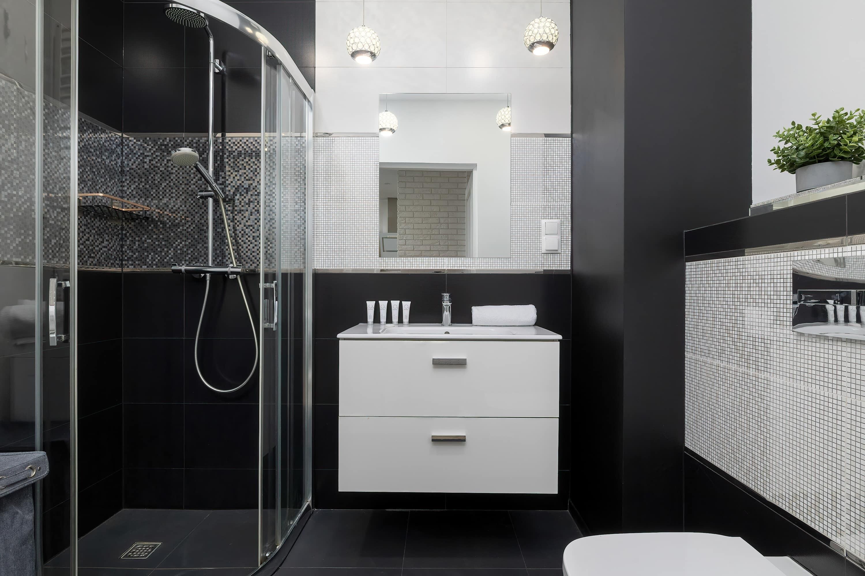 Een douche, een haardroger, handdoeken, shampoo