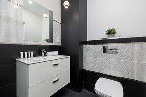 Dusche, Haartrockner, Handtücher, Shampoo