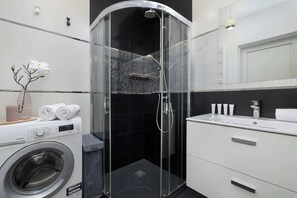 Dusche, Haartrockner, Handtücher, Shampoo
