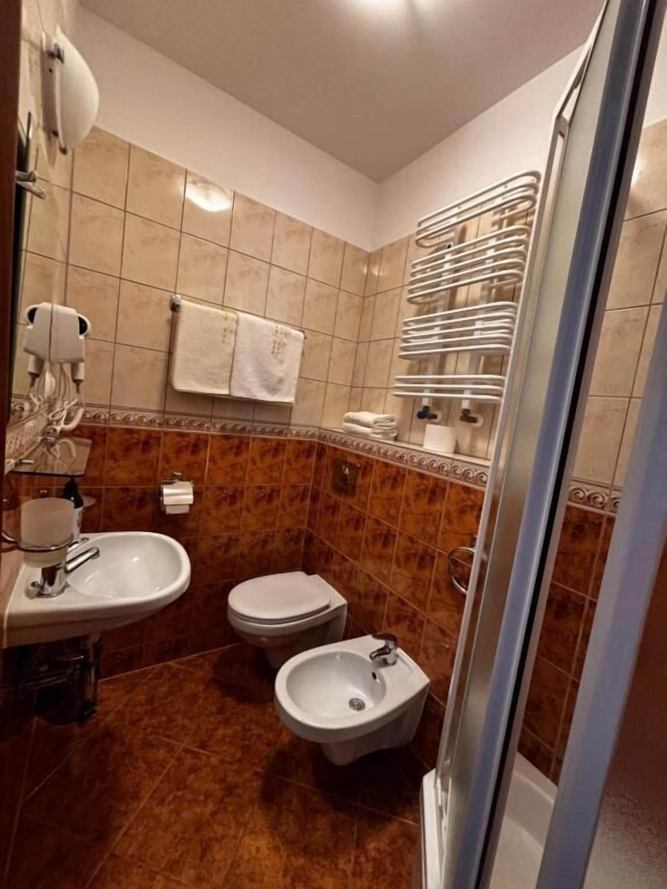 Habitació doble, balcó, vistes al jardí | Bany | Dutxa, assecador de cabells, tovalloles i sabó 