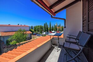 Property grounds - Family-friendly vacation home in Selce - 100 m to the beach & center (Crikvenica)