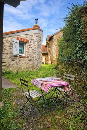 Outdoor dining - Cosy studio with private garden - Seafront 1 min away - Domaine Monval Pornic (Pornic)