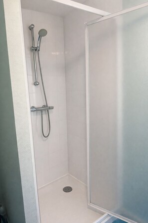 Ducha, toallas, jabón y papel higiénico