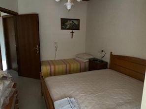 3 bedrooms, iron/ironing board, bed sheets