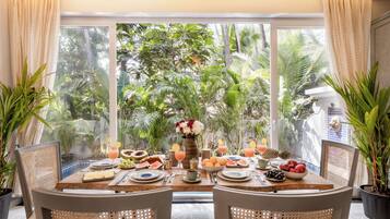 Villa, 4 Bedrooms | Dining