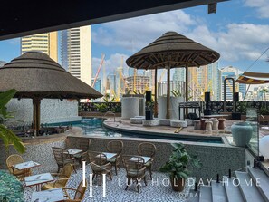Poolside bar - LUX The Modern Retro Studio (Dubai)