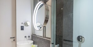 Studio | Bathroom - LUX The Modern Retro Studio (Dubai)