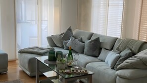 TV, fireplace - Spacious holiday apartment for 3 guests (90 m²) in Lorsch (Lorsch)