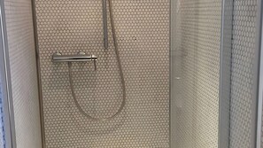 Shower, hair dryer, towels - Spacious holiday apartment for 3 guests (90 m²) in Lorsch (Lorsch)